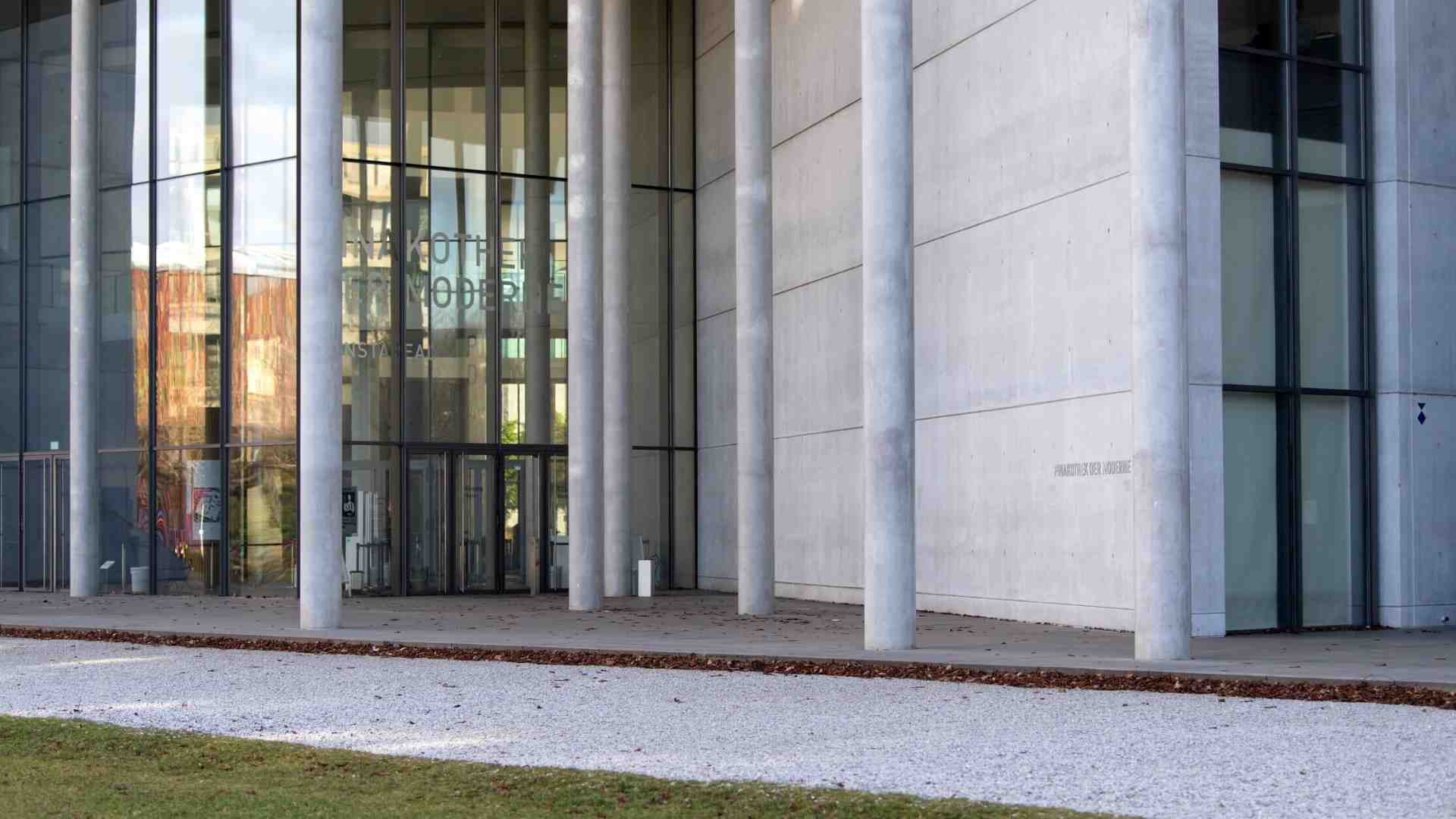 Il dipendente di un museo che ha appeso un proprio quadro su una parete vuota