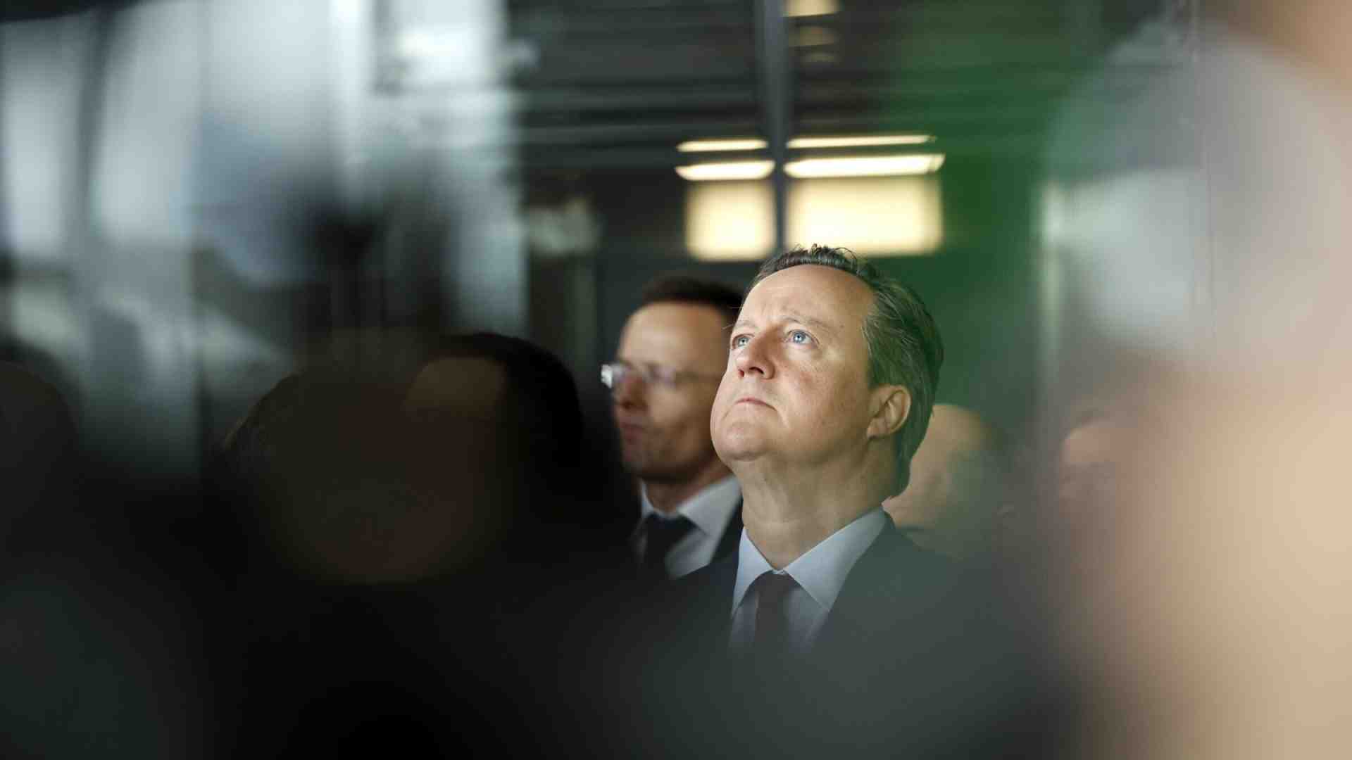 Dentro la “campagna americana” di David Cameron, tra Trump e Blinken: date i soldi a Kyiv