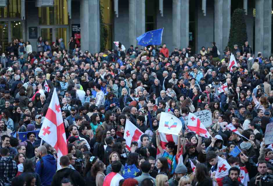 I georgiani scendono per le strade (di nuovo) sventolando le bandiere europee