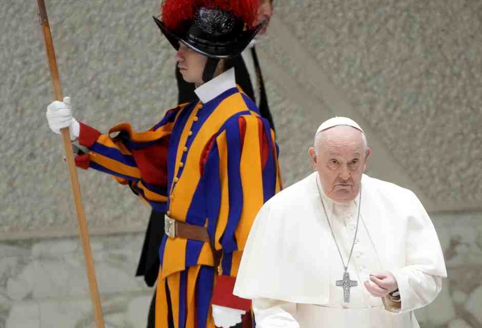 Il gran sconcerto dei laici folgorati da Francesco dopo la lettura di “Dignitas infinita”