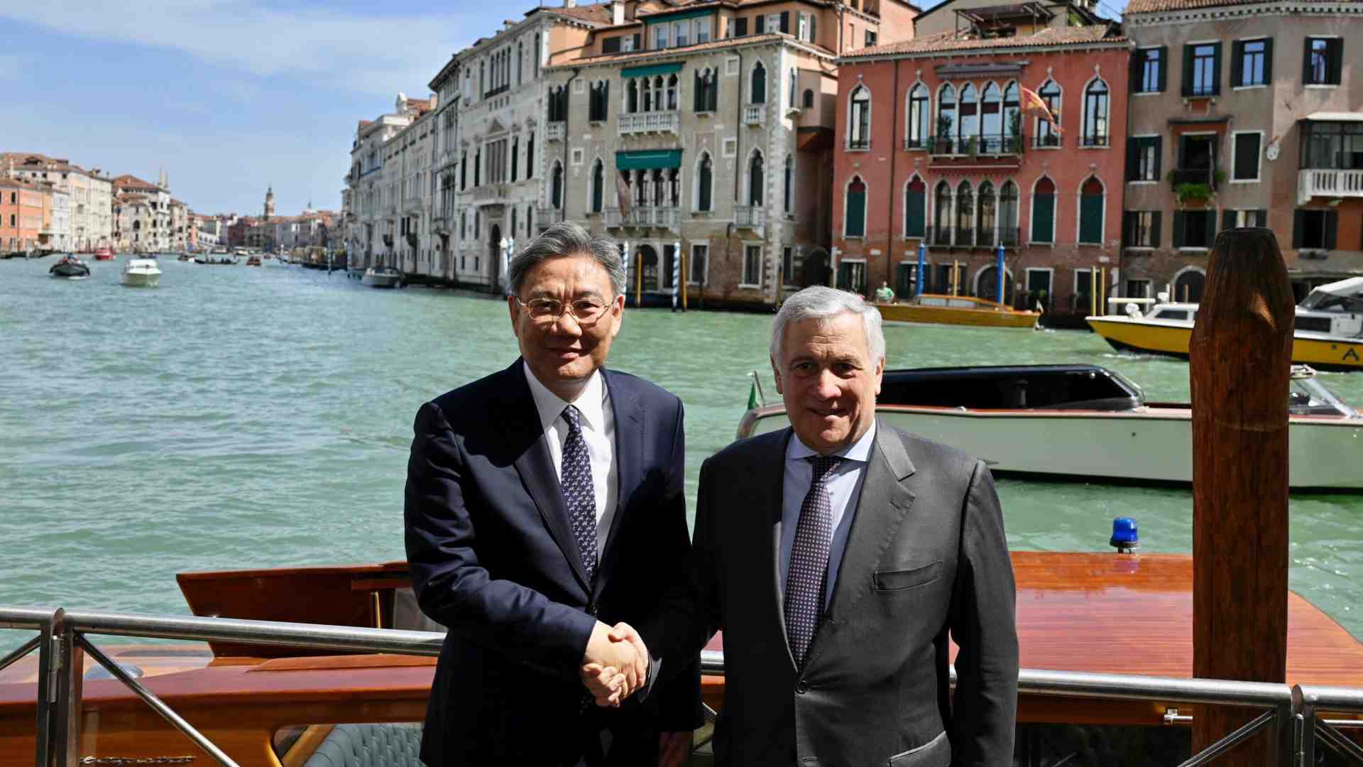 La bella grana di Tajani, diviso fra Pechino e Capri