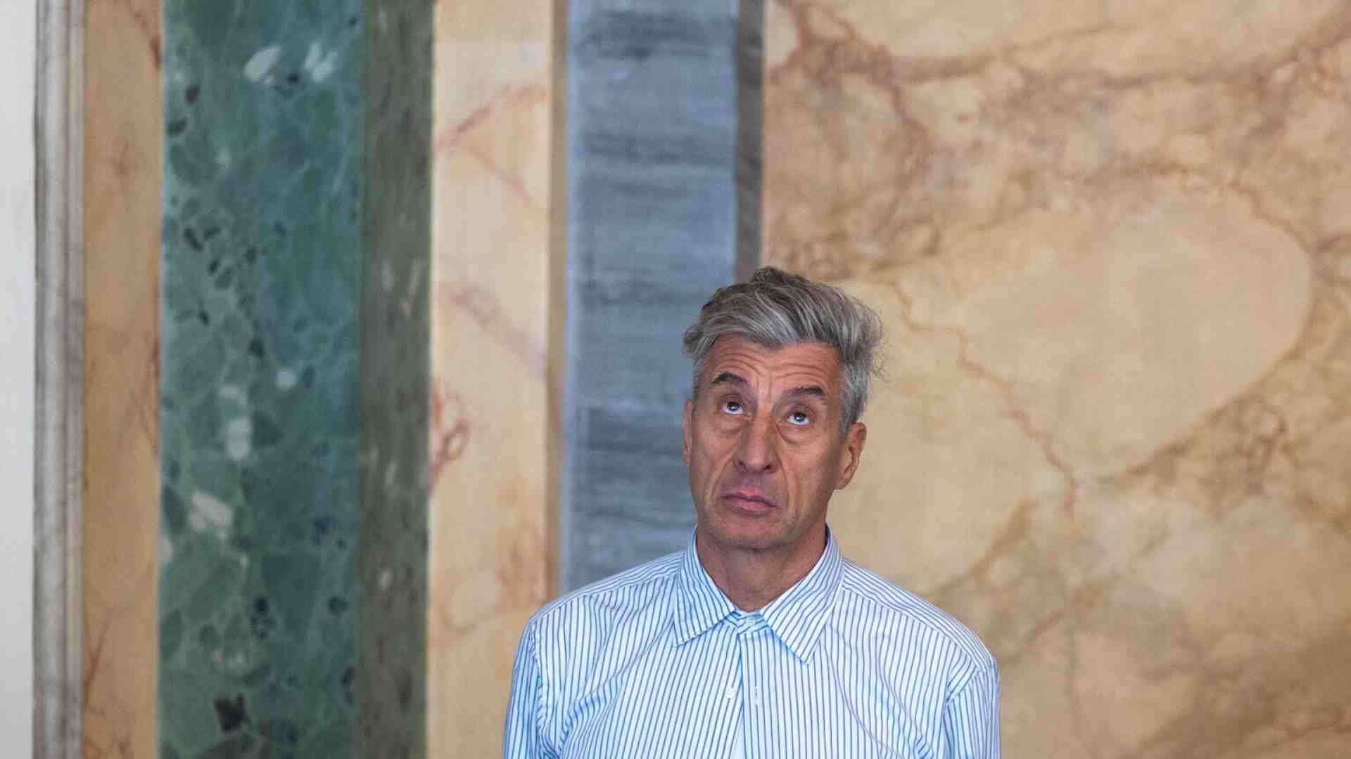 Censurata la “Pistola” di Cattelan. A Milano vince la bontà insipida