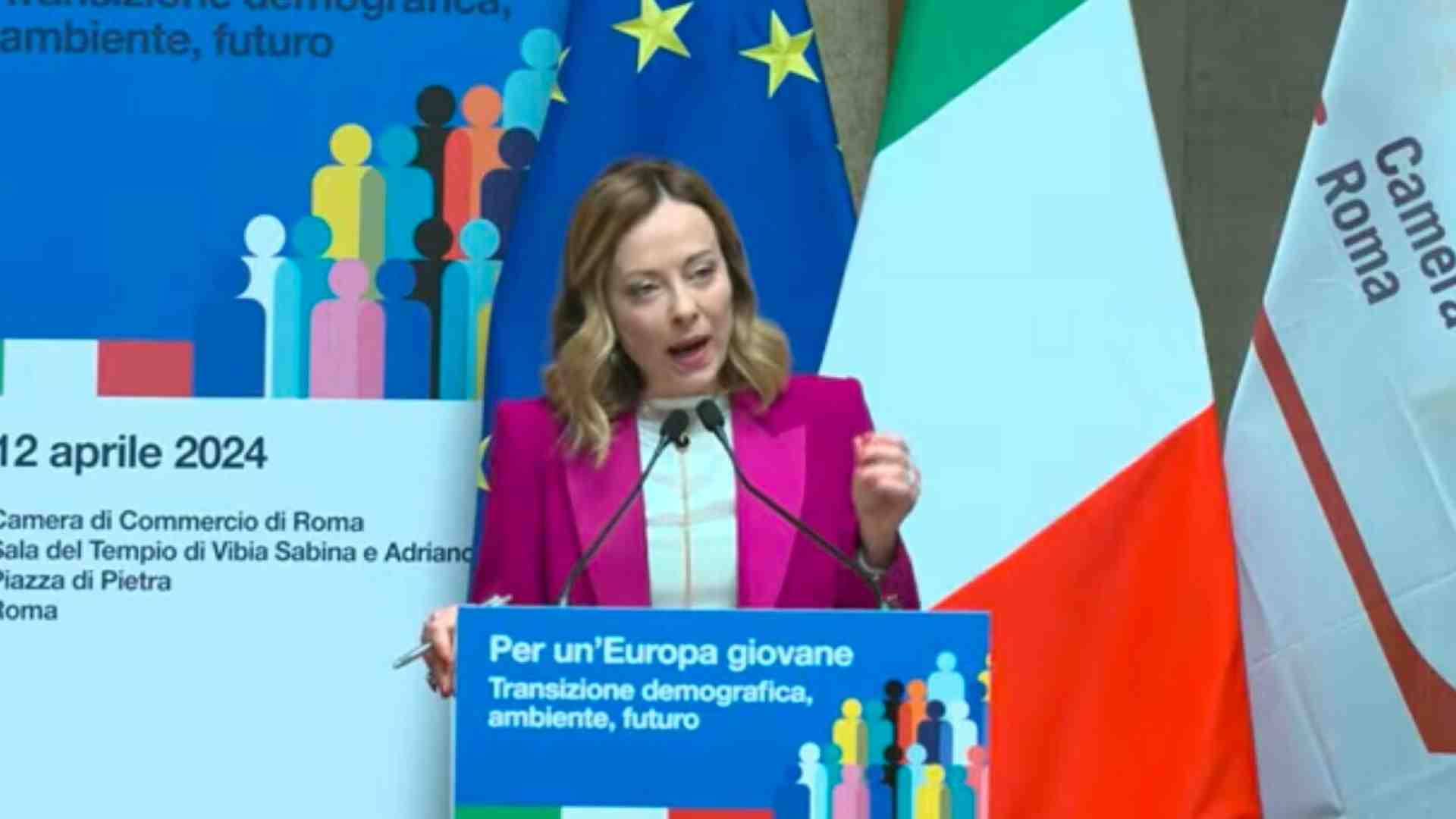 Meloni: "L'utero in affitto una pratica disumana. Diventi presto reato universale"