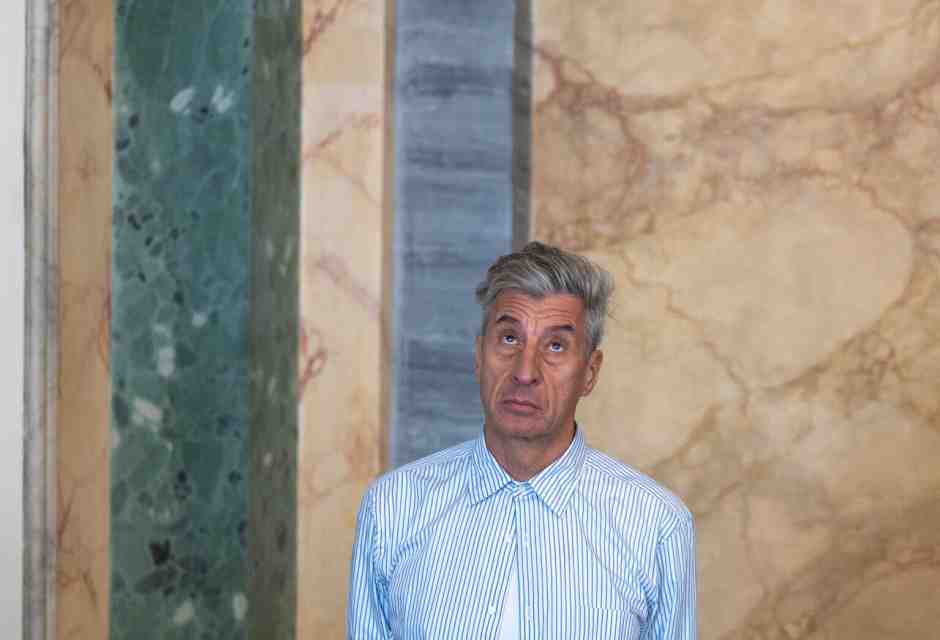 Censurata la “Pistola” di Cattelan. A Milano vince la bontà insipida