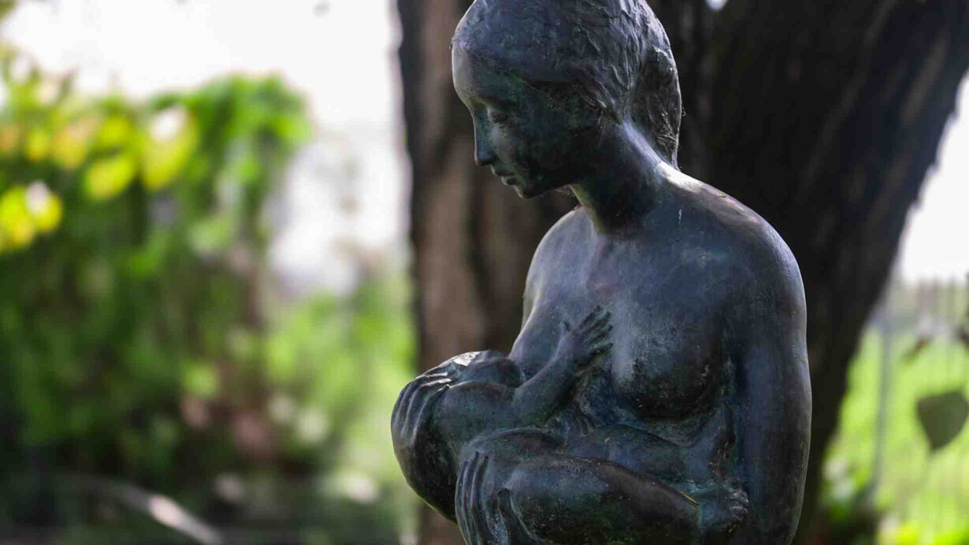 Le pazze statue che invadono piazze e giardini d'Italia