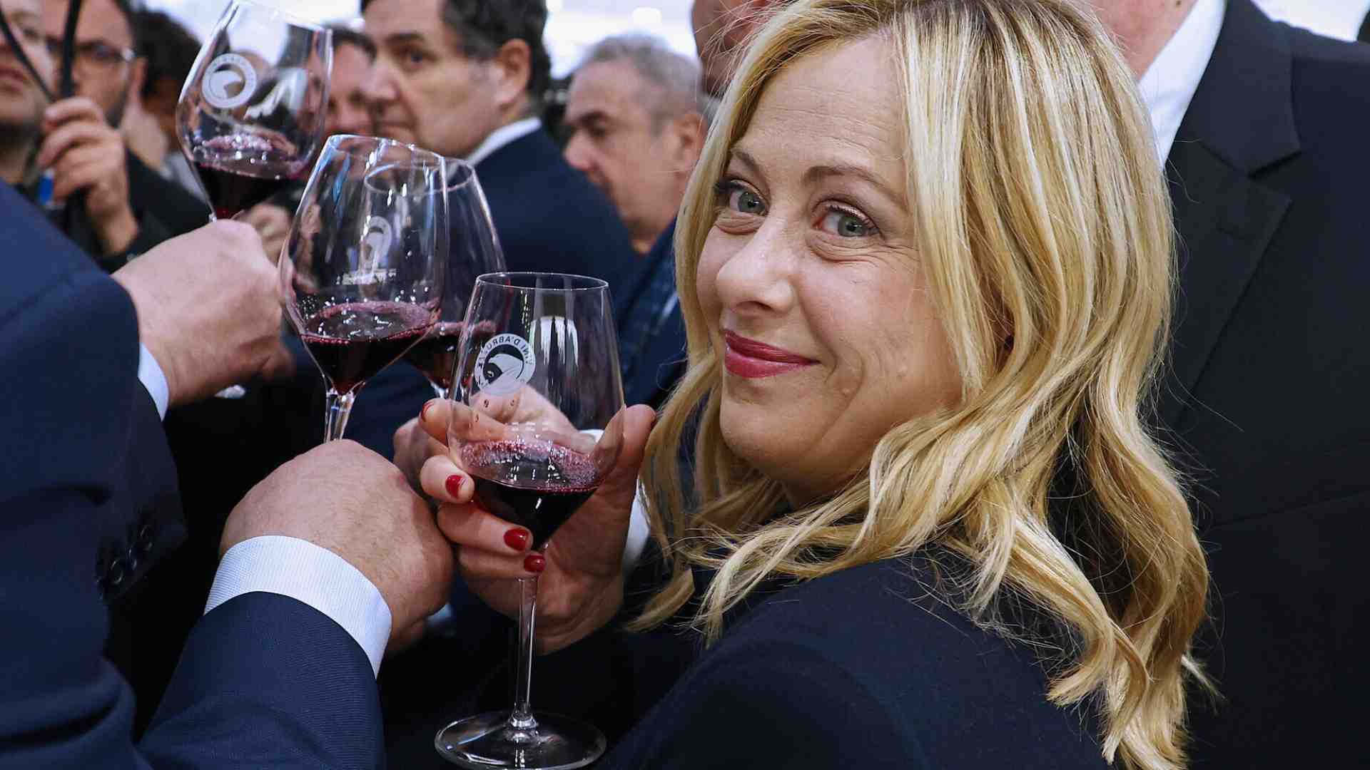 Per Bacco! Beviamo troppo poco in Italia. Meloni ingaggi subito la Battaglia del vino. Cercansi testimoni