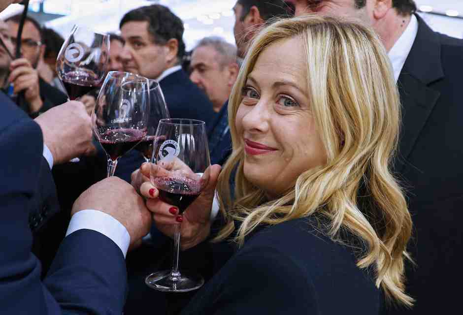 Per Bacco! Beviamo troppo poco in Italia. Meloni ingaggi subito la Battaglia del vino. Cercansi testimoni