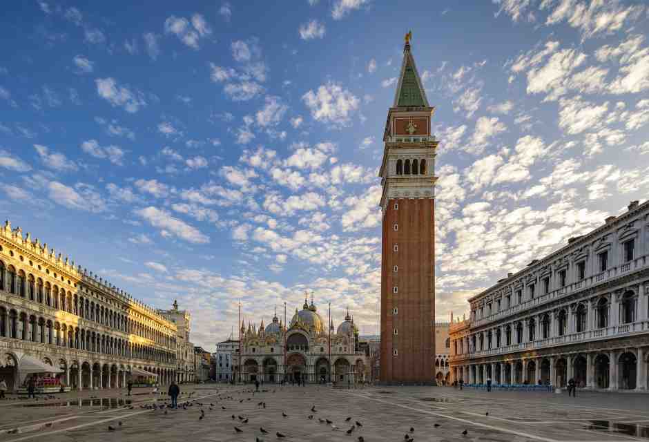 Com’è dolce Venezia fra camerieri, orchestrine, piccioni e turisti