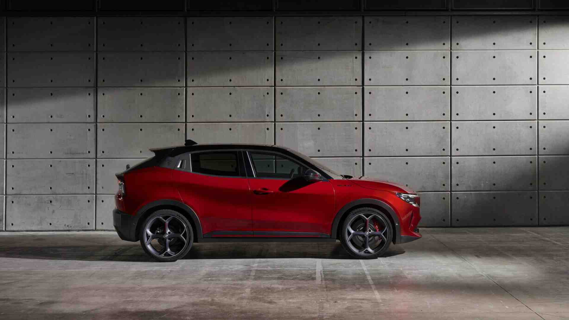 L'Alfa Romeo Milano cambia nome: ora si chiama Junior. Le polemiche con Urso e la scelta di Stellantis