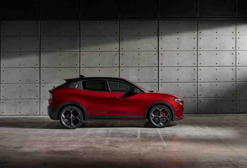 L'Alfa Romeo Milano cambia nome: ora si chiama Junior. Le polemiche con Urso e la scelta di Stellantis