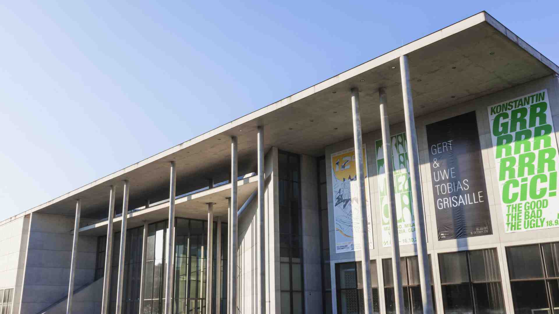 Esporre di nascosto le proprie opere in una mostra è (talvolta) gesto artistico