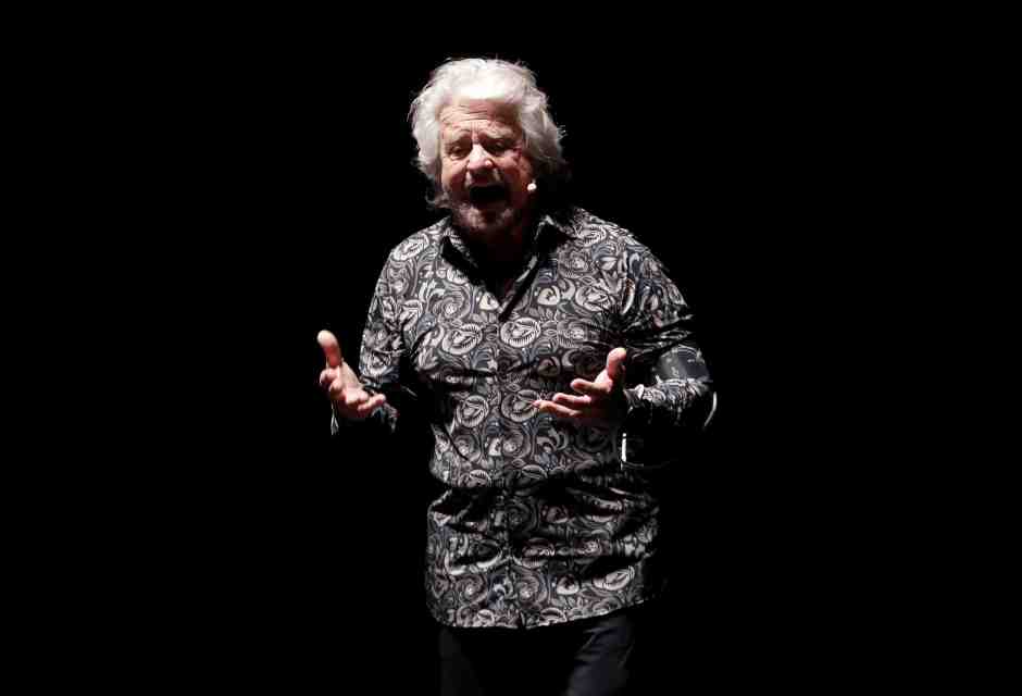 Lo spettacolino di Grillo a Bruxelles tra cinismo e attualità. Ma i cronisti cercano Orbàn