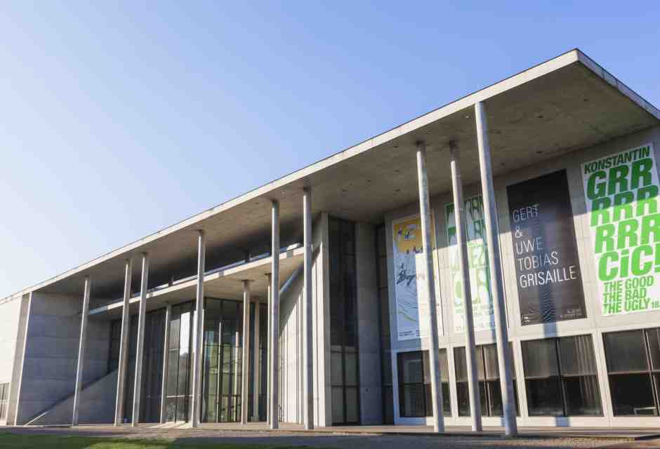 Esporre di nascosto le proprie opere in una mostra è (talvolta) gesto artistico