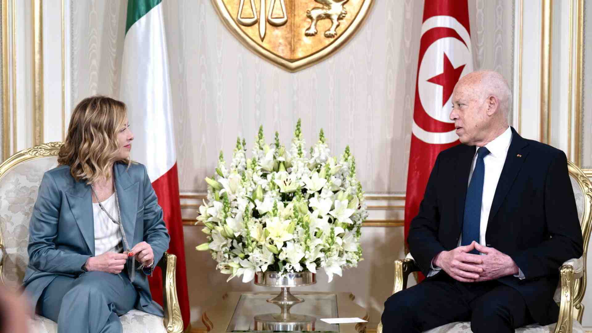 Meloni in Tunisia da Saied: "Lavoriamo insieme contro gli schiavisti del terzo millennio"
