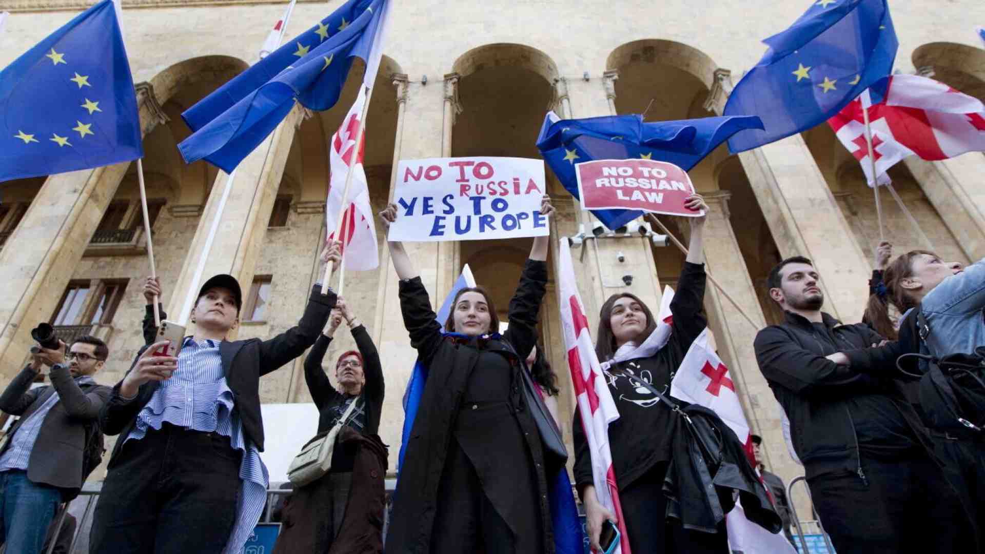 In Georgia volano botte (e bandiere dell’Ue) contro la “legge russa”