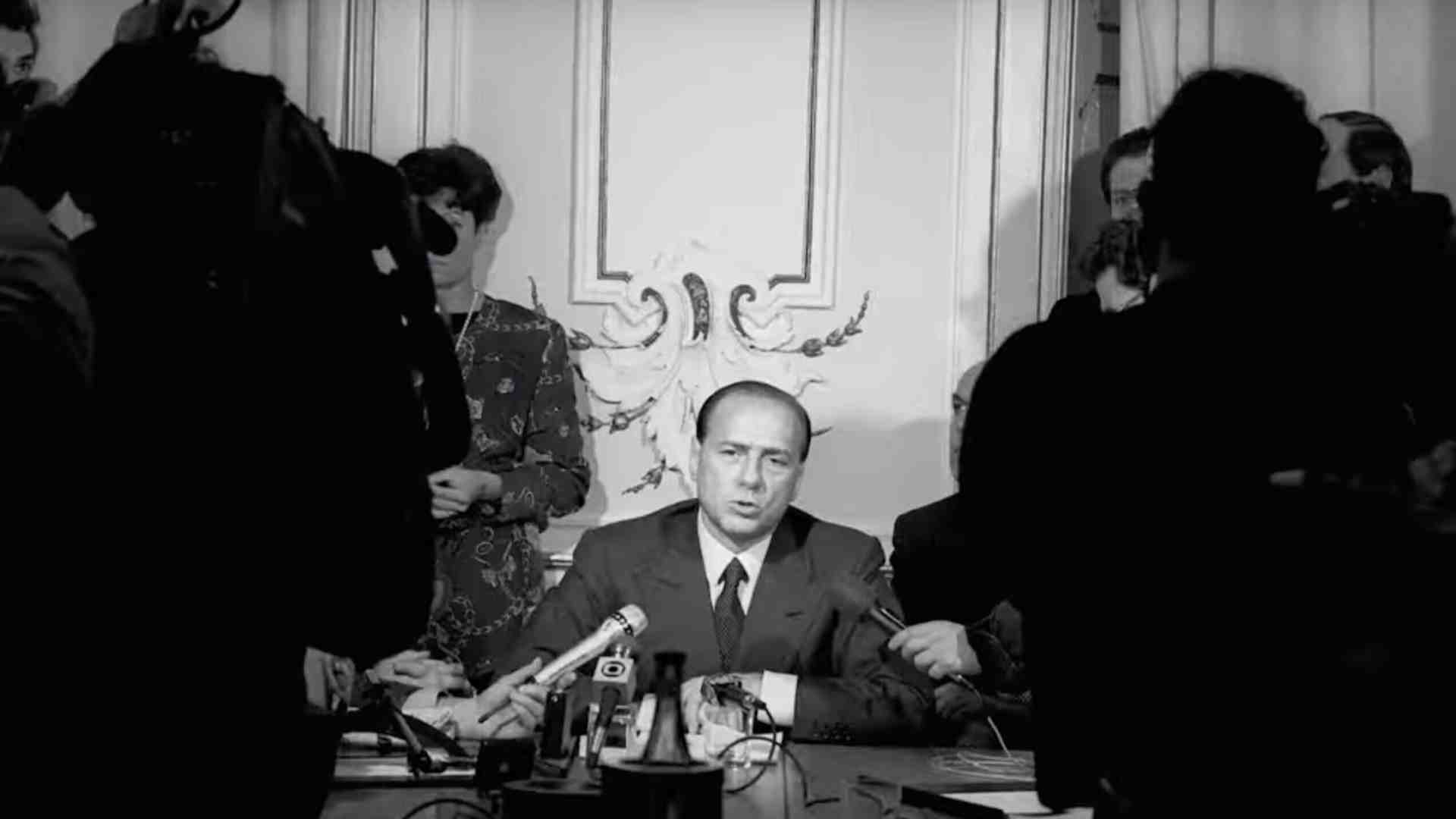 Nella fantastica versione Netflix di Berlusconi giovane c’è tutto il mistero gaudioso dell’eccesso