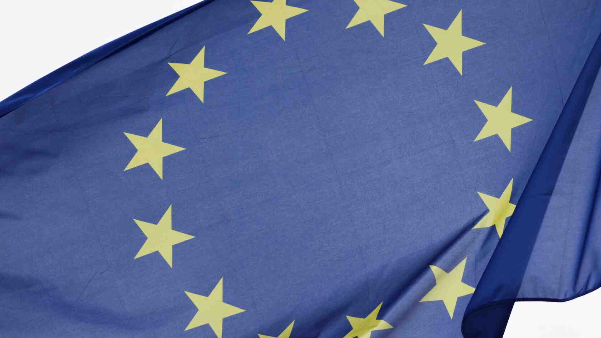 Eurobarometro: cresce l'interesse dei cittadini per le elezioni europee. Priorità a difesa e sicurezza
