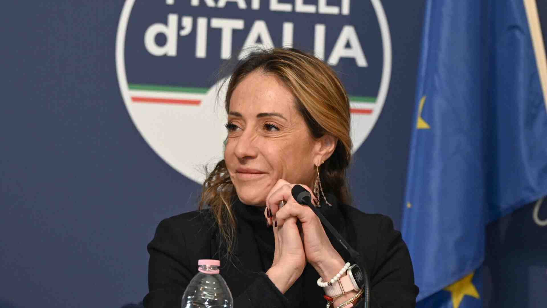 Il filo di Arianna Meloni: primo comizio da leader della sorella d'Italia, pronta al debutto tv