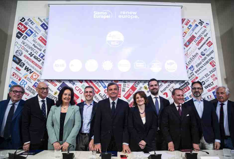 Calenda presenta la lista per le europee: "Oggi per Draghi, domani un nuovo partito"