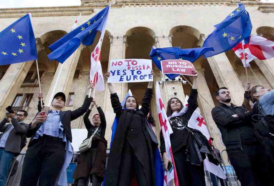 In Georgia volano botte (e bandiere dell’Ue) contro la “legge russa”