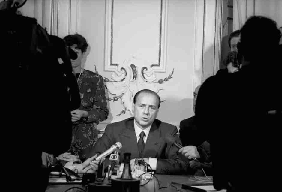 Nella fantastica versione Netflix di Berlusconi giovane c’è tutto il mistero gaudioso dell’eccesso