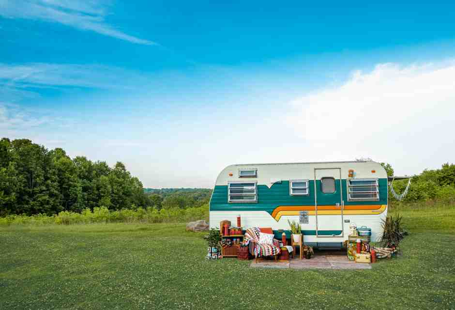 Uno sposalizio tra nomadi a cui partecipa anche il sindaco del paese