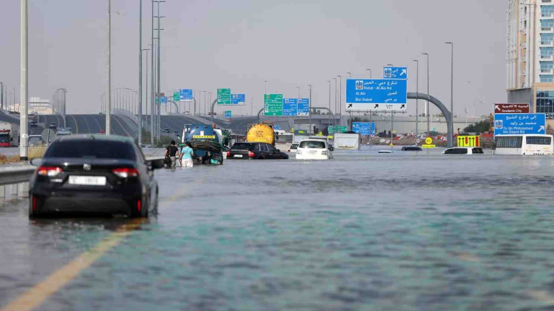 L'alluvione e i morti nell'Oman e a Dubai. Non era mai successo nella storia
