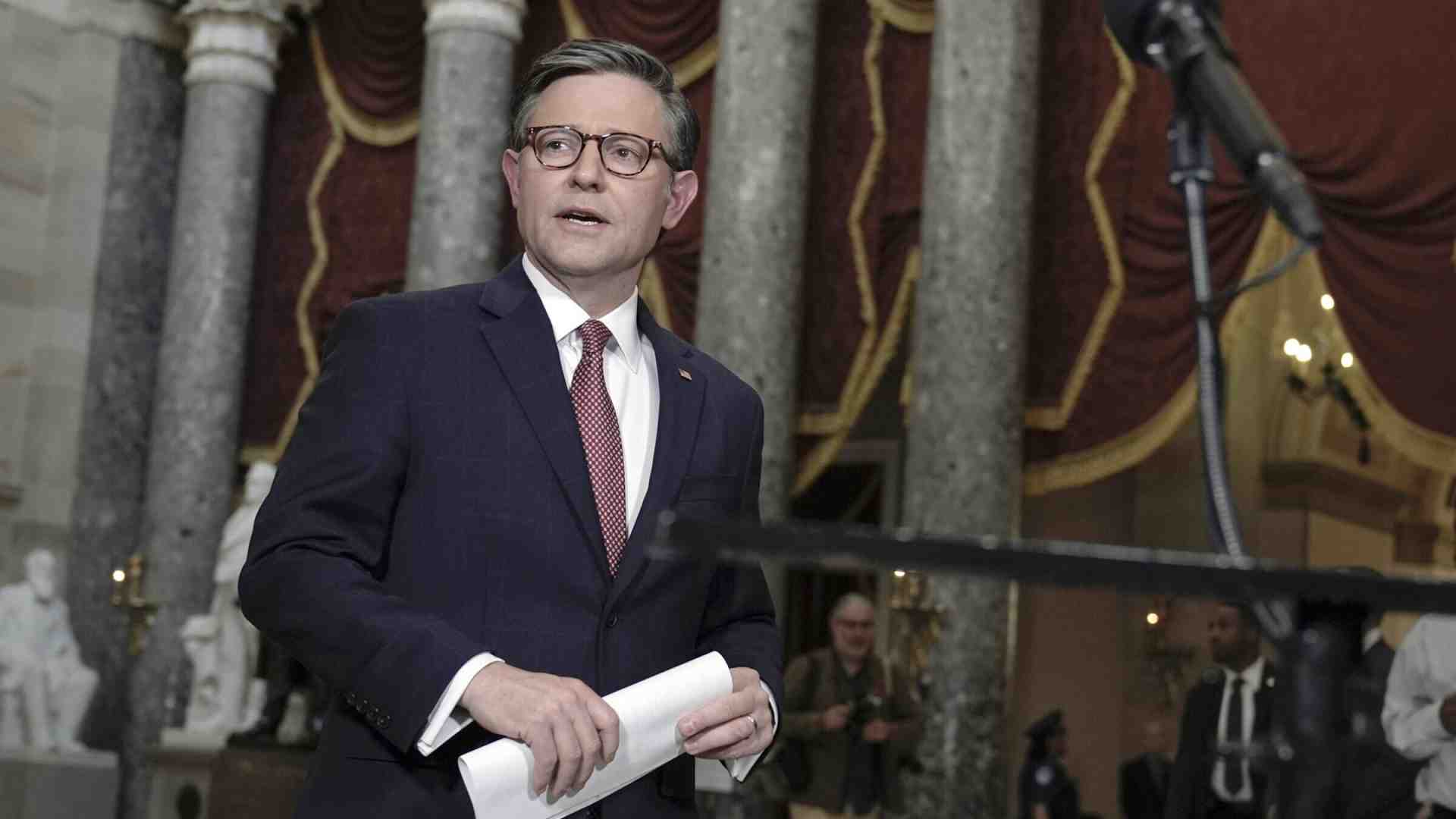 Lo speaker Mike Johnson con l'Ucraina, finalmente