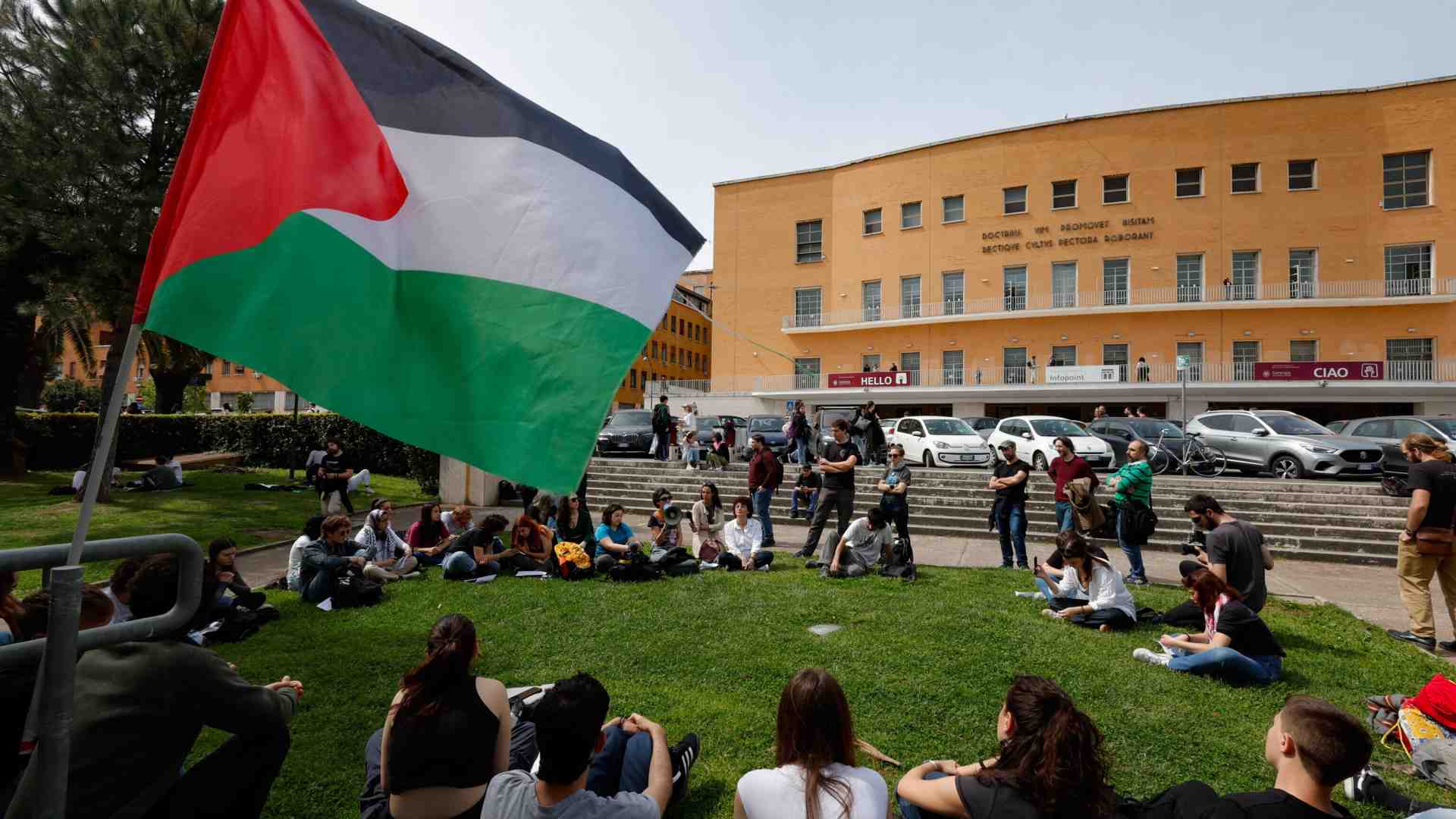 "Svolgere eventi online". Ecco la surreale soluzione dei rettori per evitare violenze nelle università