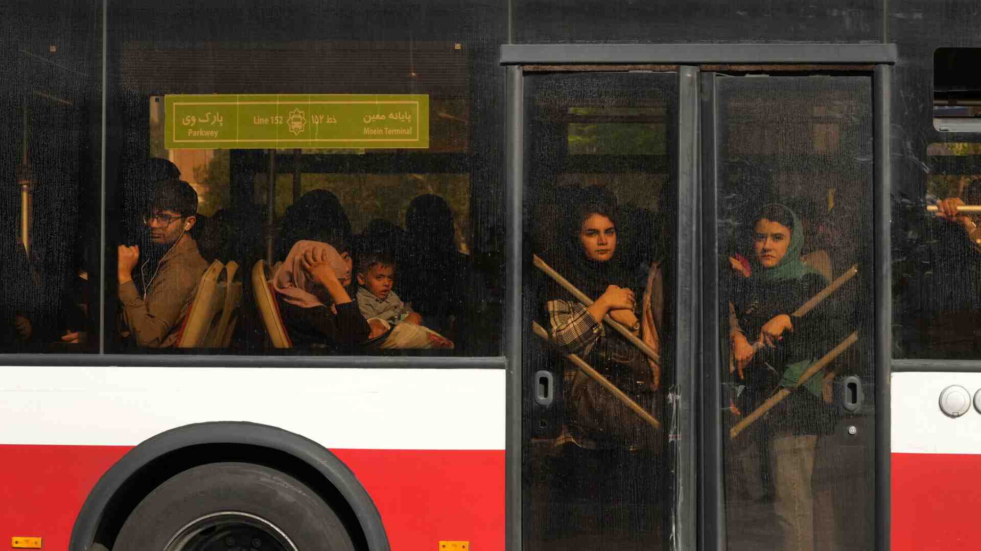 In Iran la repressione in strada e nelle redazioni è ripartita sabato in sincrono con i missili