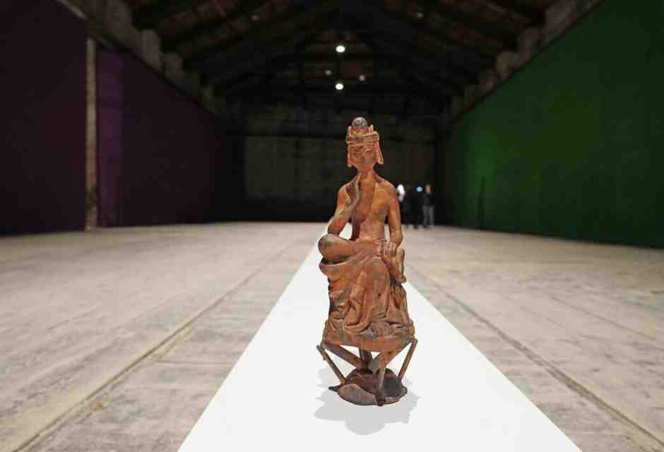 Una Biennale ordinariamente invasionista e genderista