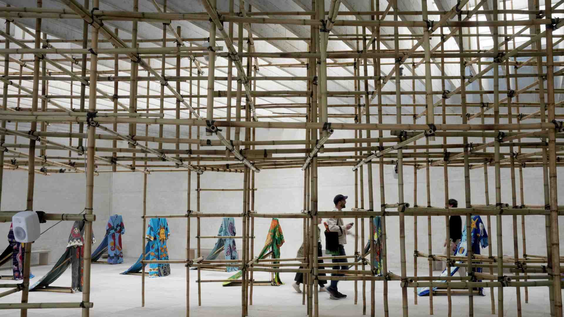 "Stranieri ovunque". Alla Biennale l'attenzione speciale al viandante