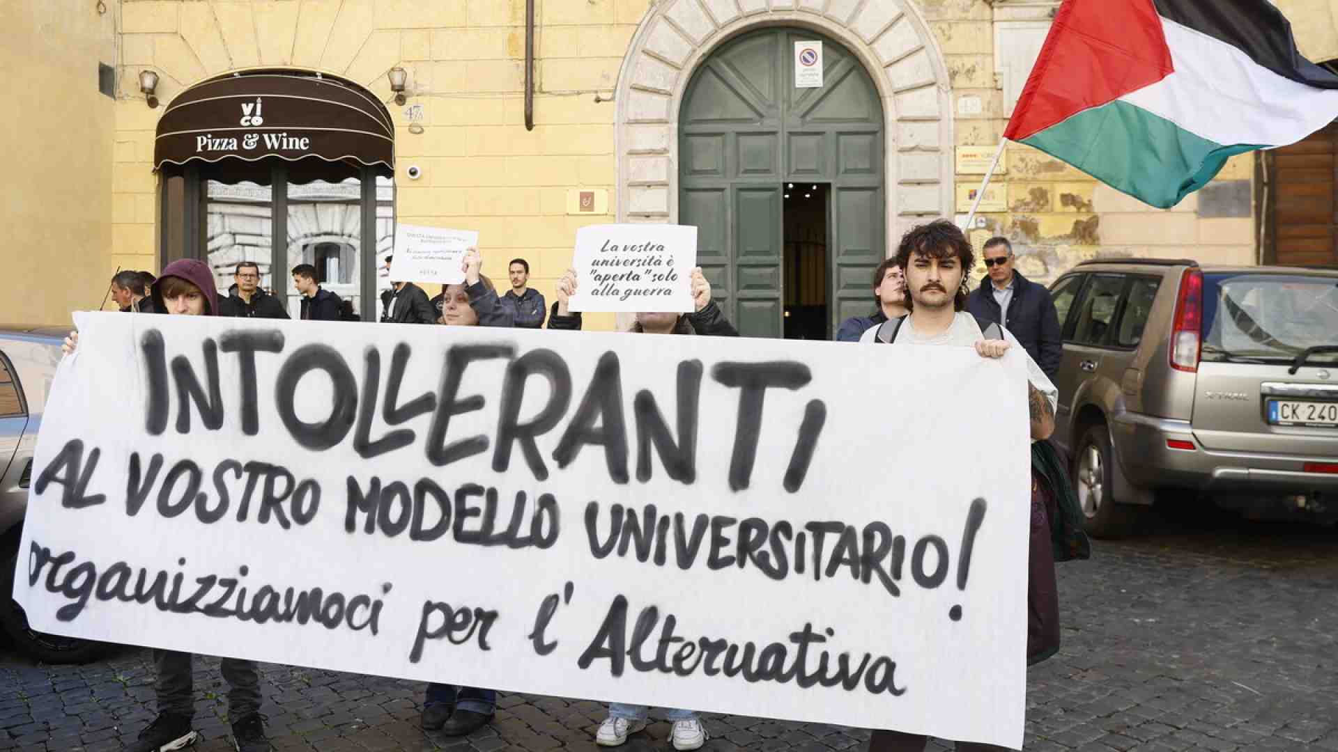 Su Israele la Crui evita la conta. E licenzia un documento pacifista