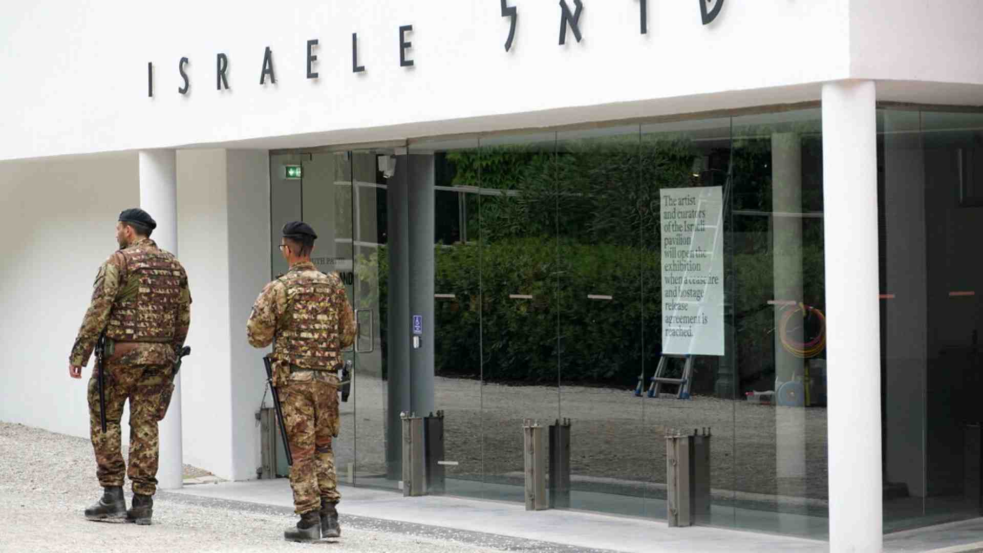 Ferragni e Kefiah, la Biennale parte tra contestazione e champagne