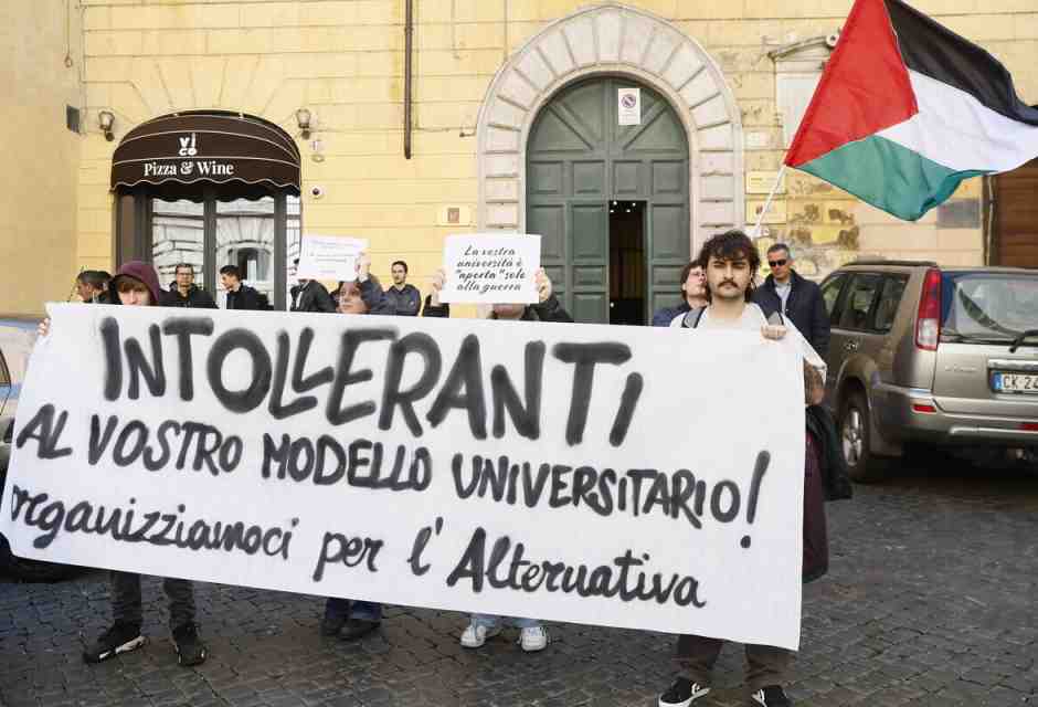 Su Israele la Crui evita la conta. E licenzia un documento pacifista