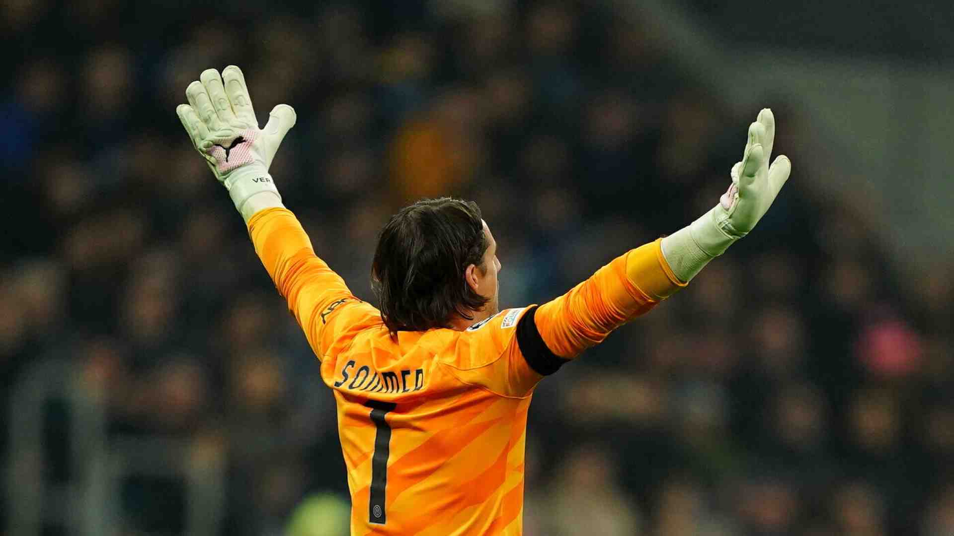 Le mani di Yann Sommer sullo scudetto dell'Inter