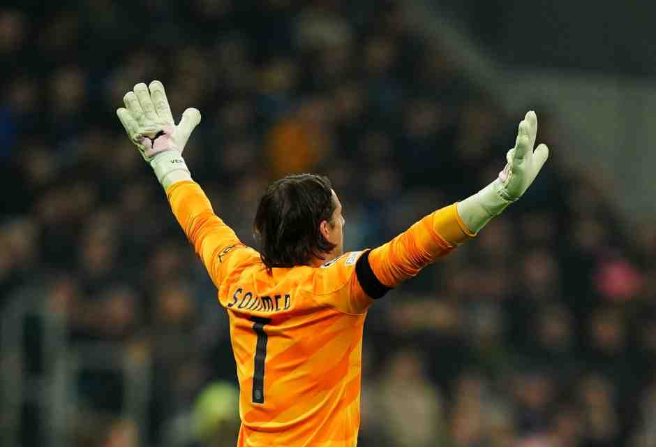 Le mani di Yann Sommer sullo scudetto dell'Inter