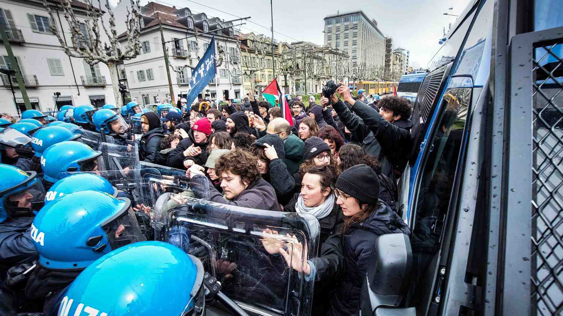 Torino e gli scontri con la Polizia: servirebbe un monologo per antisemiti