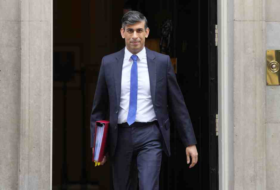 Sunak ora può mandare i richiedenti asilo in Ruanda. Tempi e costi