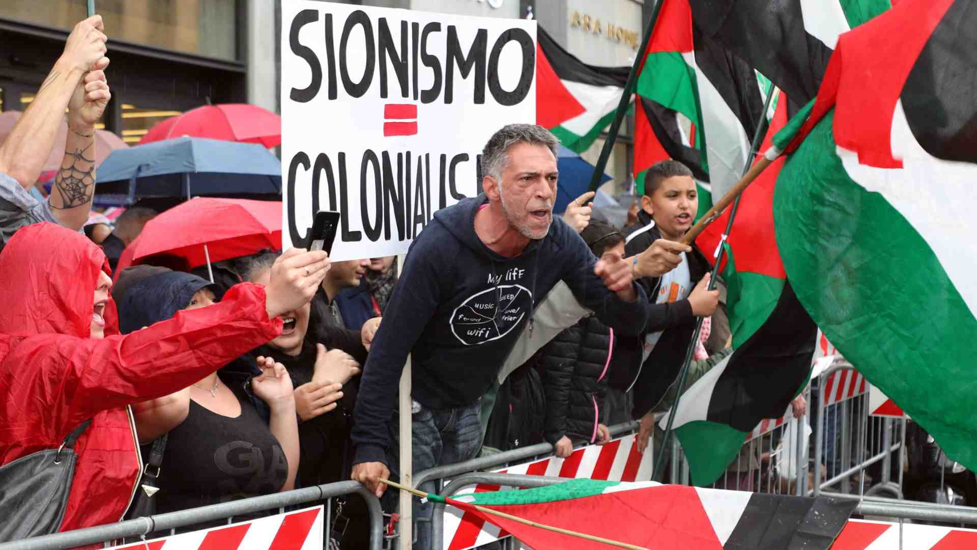 Cartoline vecchie e nuove dal 25 aprile: le aggressioni alla Brigata ebraica, Scurati e Salis