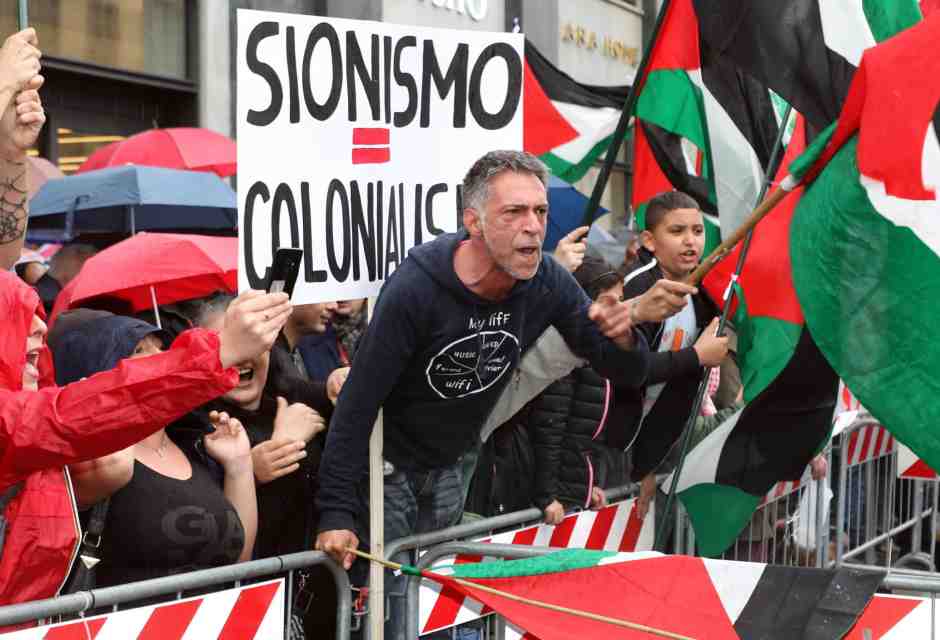 Cartoline vecchie e nuove dal 25 aprile: le aggressioni alla Brigata ebraica, Scurati e Salis