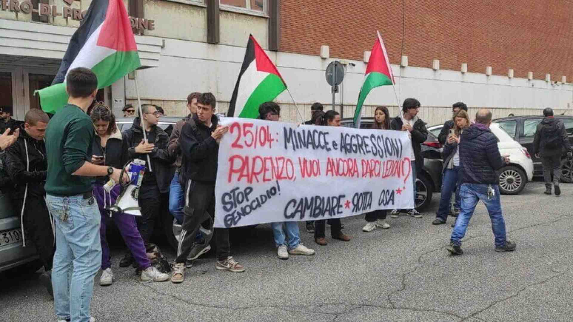 I collettivi studenteschi pro Palestina davanti agli studi di La7: "Parenzo, facci salire"