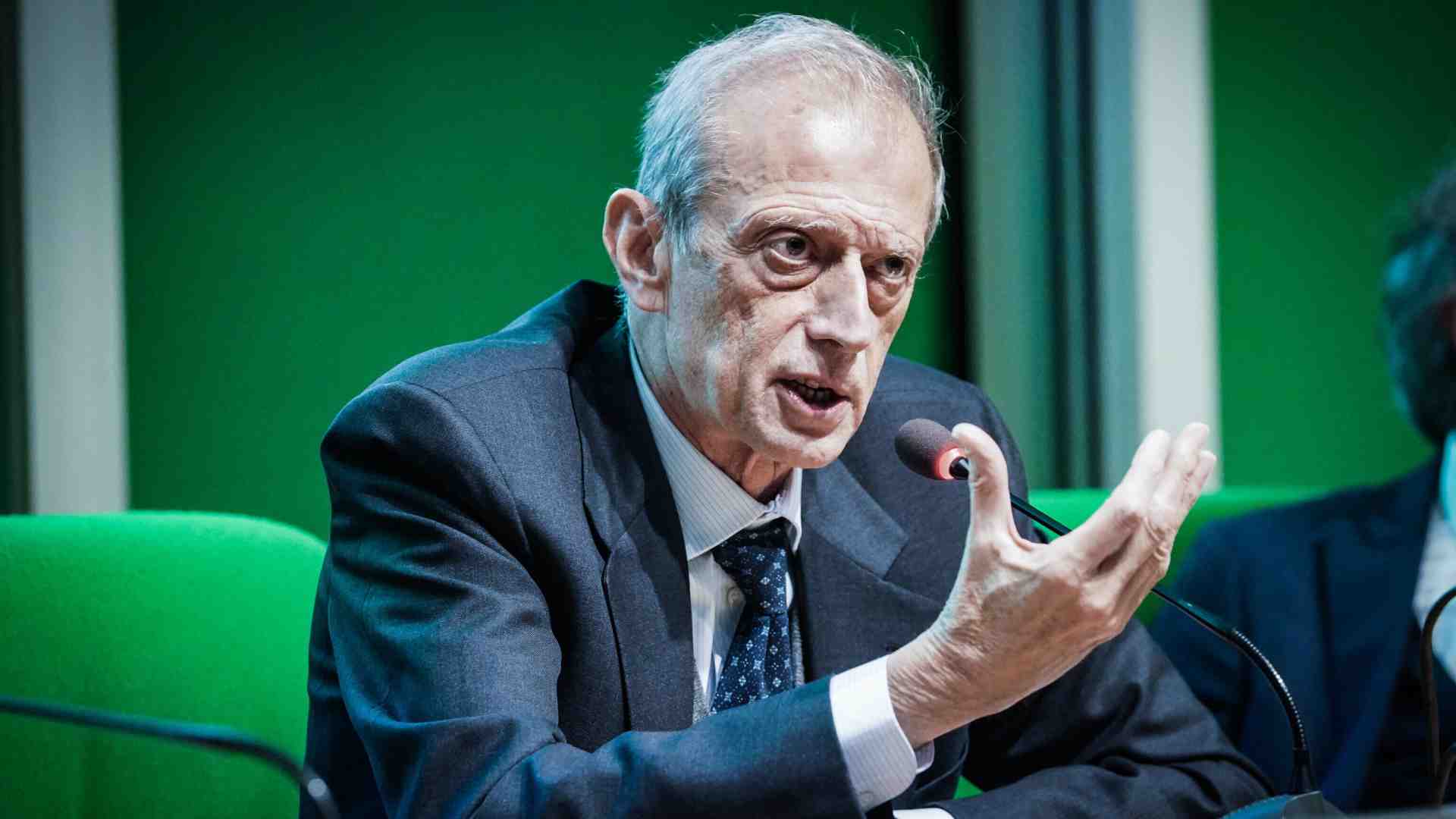 Tre ipotesi sul caso Piero Fassino al duty-free