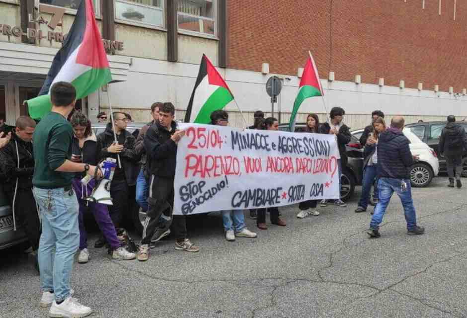 I collettivi studenteschi pro Palestina davanti agli studi di La7: "Parenzo, facci salire"