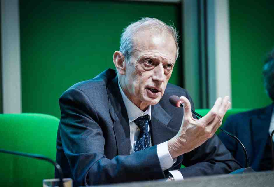 Tre ipotesi sul caso Piero Fassino al duty-free