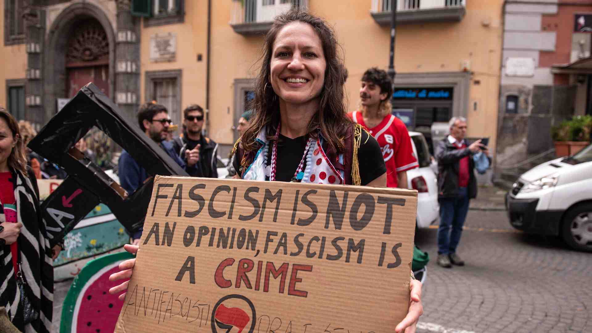 Più che all’antifascismo, sarebbe utile soffermarsi sul vero significato di fascismo