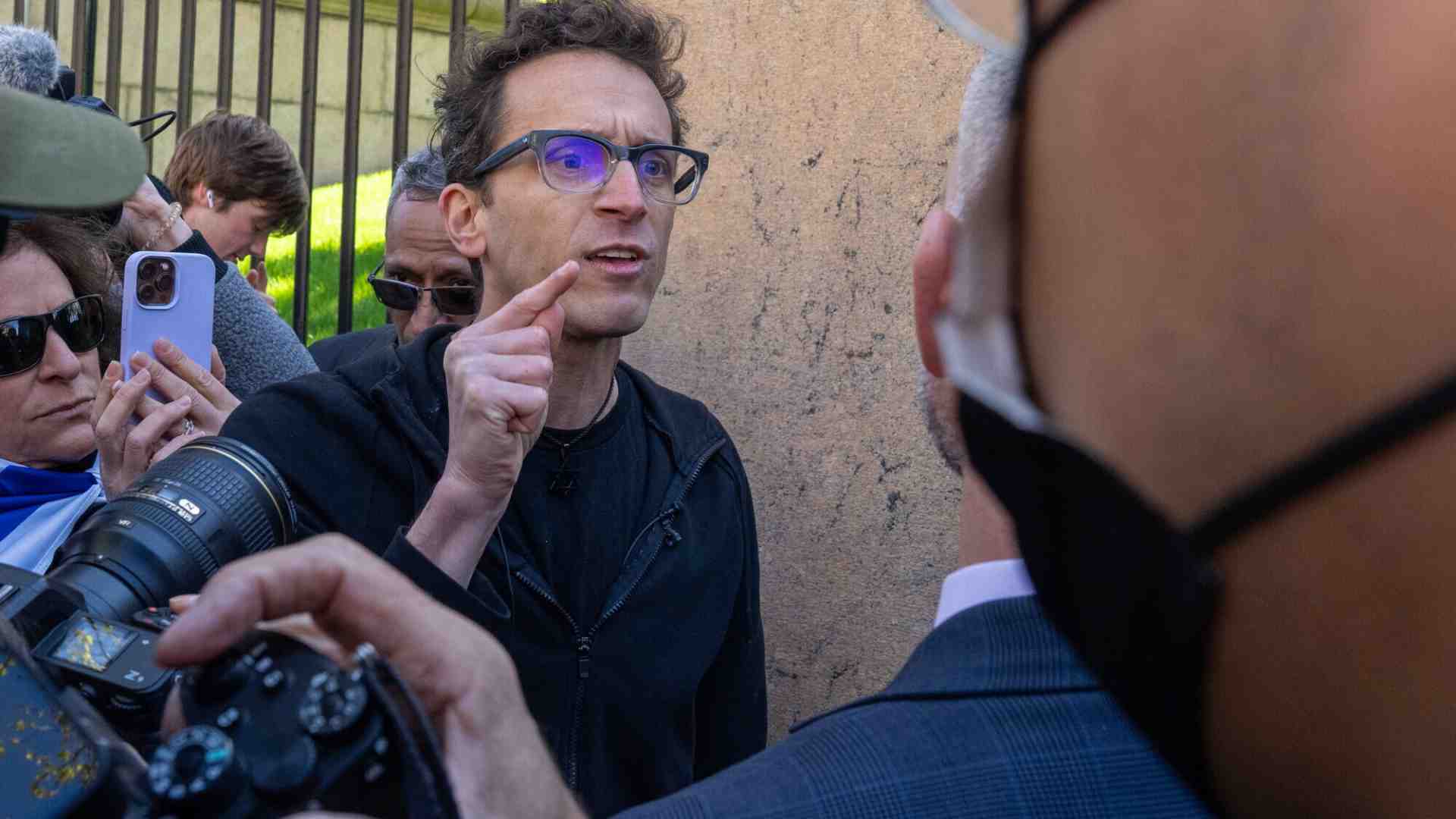 Shai Davidai, di sinistra e contro Netanyahu, protesta contro gli studenti della Columbia