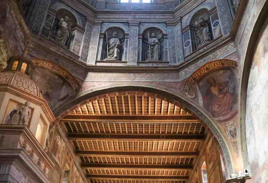 A Roma, nelle Corsie Sistine, una mostra di 99 abiti, cenci o sudari: uno svelamento di luce