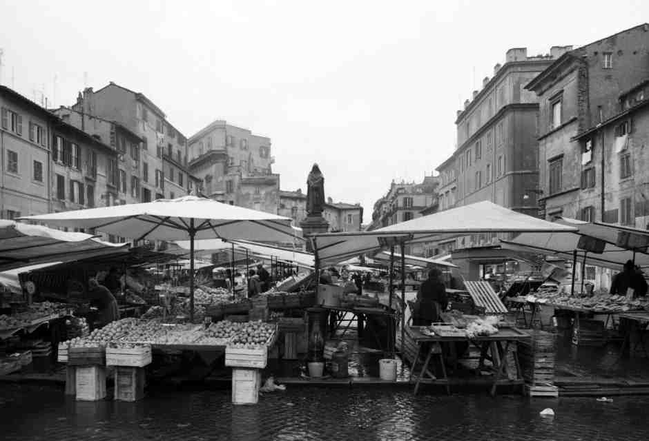 La tarda fioritura di una spensieratezza condannata dal pregiudizio. Un libro