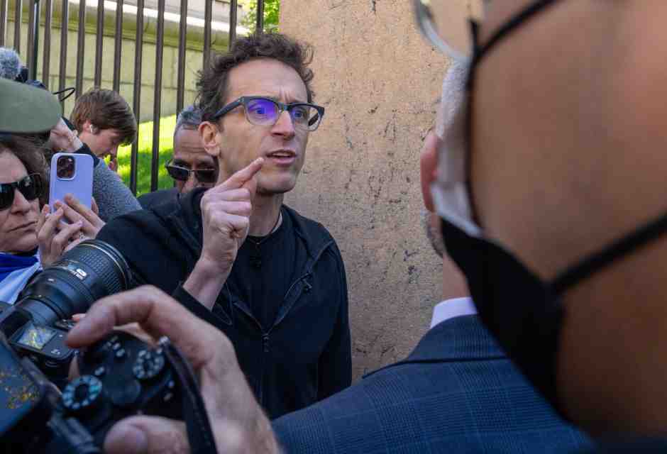 Shai Davidai, di sinistra e contro Netanyahu, protesta contro gli studenti della Columbia